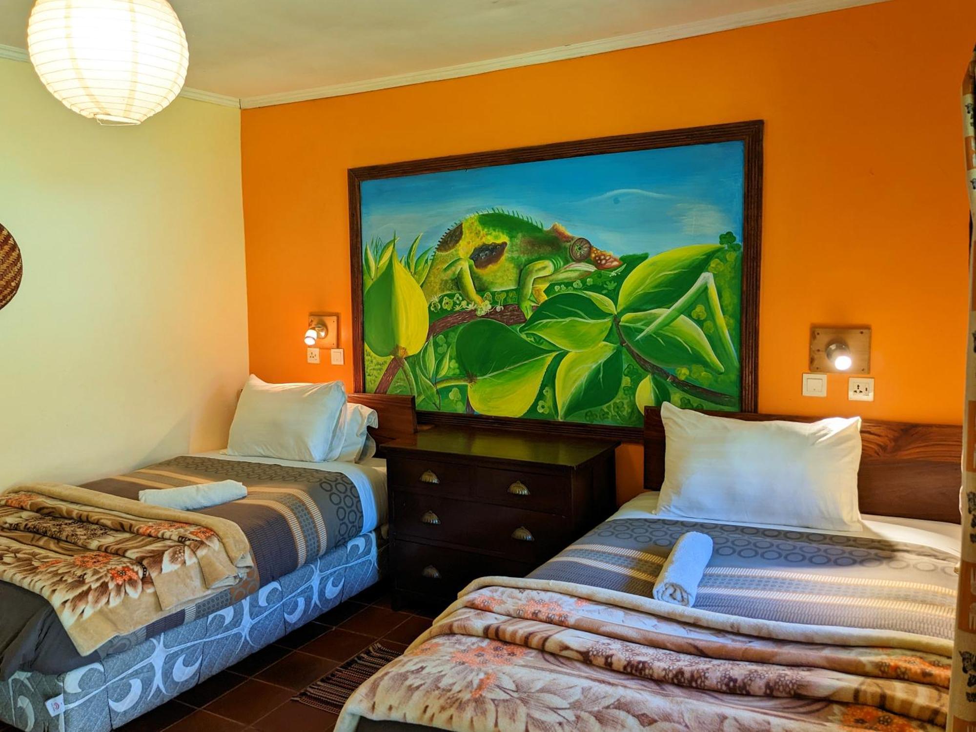 Lawns Hotel 2*